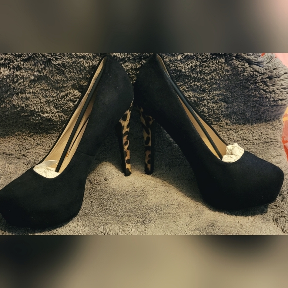 NIB Ollio Black Cheetah Platform Heels